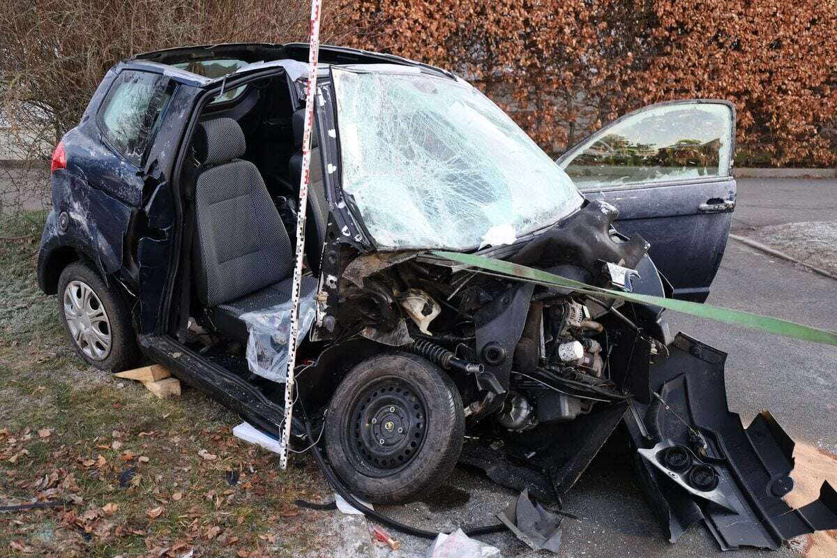 Vollsperrung im Erzgebirge nach schwerem Crash mit Microcar