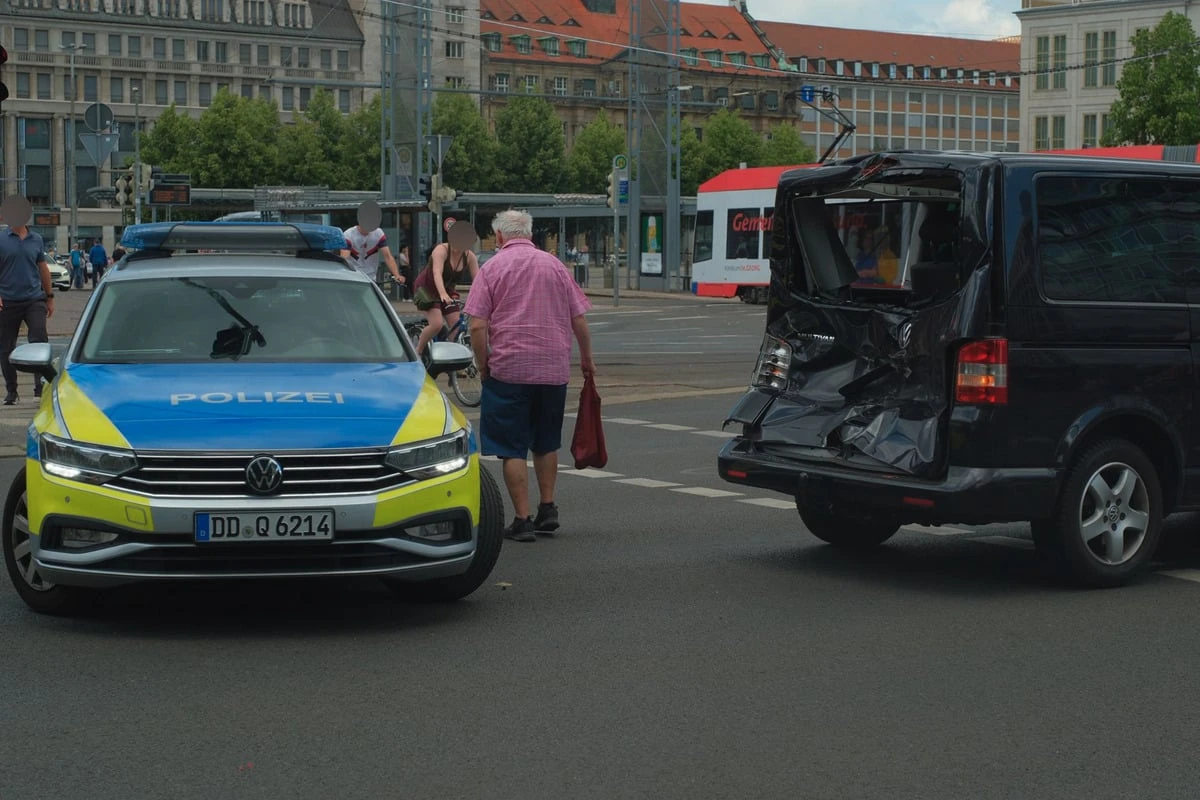 Unfall am Augustusplatz: Mobiler Kran und Auto krachen ineinander