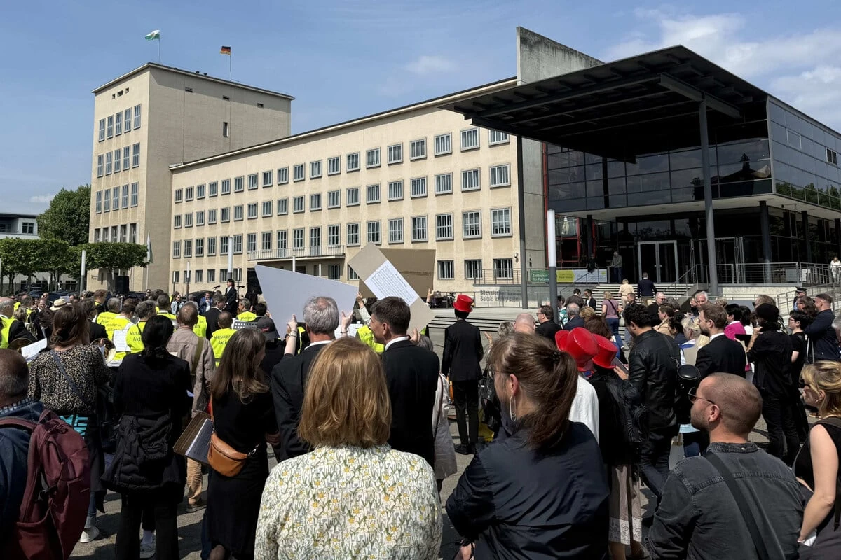 Was für Theater: Hunderte Menschen vor Sachsens Landtag versammelt