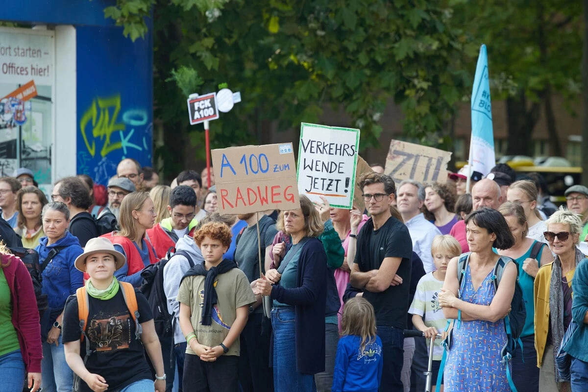 Chaos nach A100-Eröffnung: Hunderte demonstrieren gegen Mega-Staus