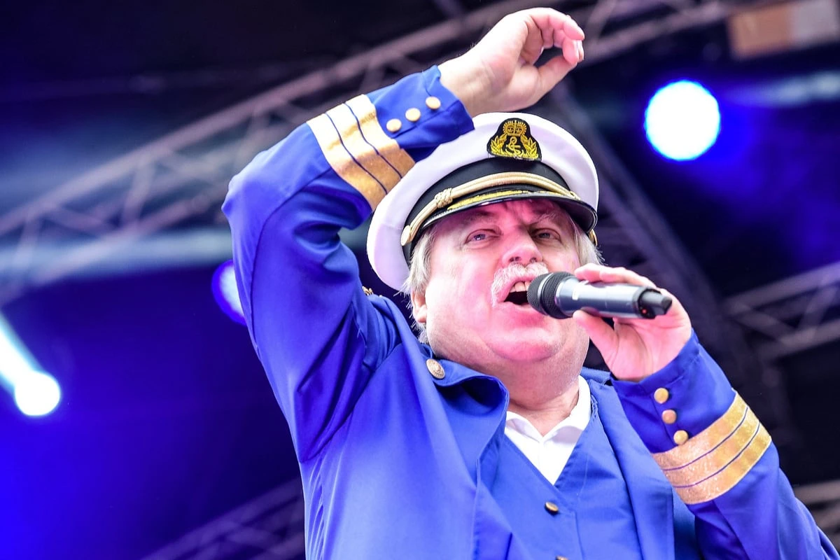 Bei Jubel-Aktion: Kult-Musiker bricht sich acht Rippen und schläft nur noch im Sitzen