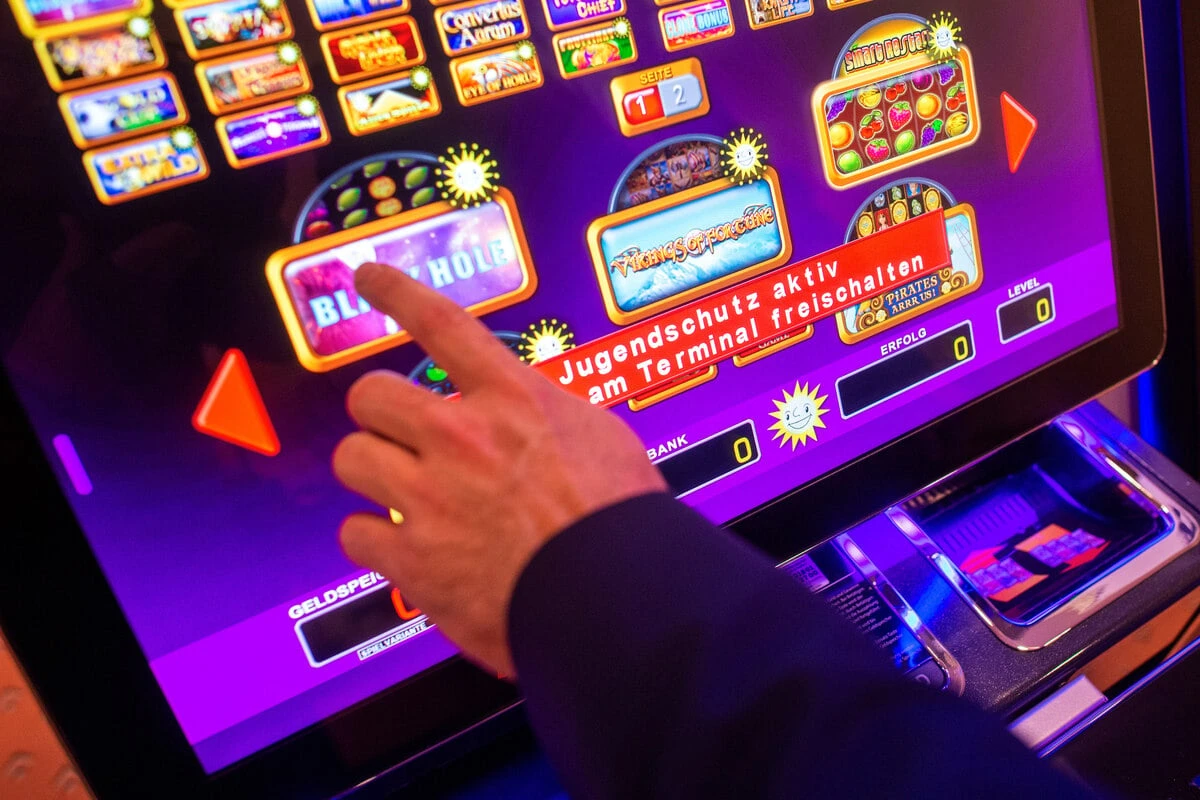 Mann nach Streit um Spielautomat attackiert: Später fällt tiefe Wunde auf