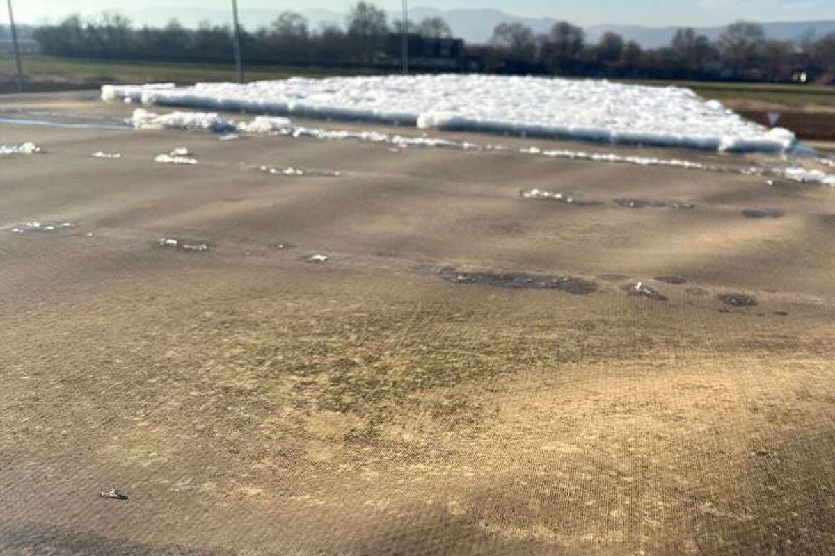 Schock auf A65: Fahrerin hinter Laster unterwegs, plötzlich kommen ihr Eisplatten entgegen