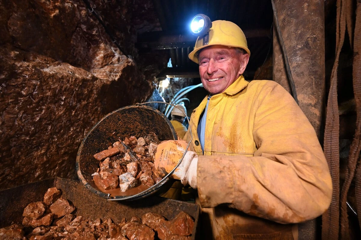 Seit über 32 Jahren! Hobby-Bergmänner legen uralten Stollen wieder frei