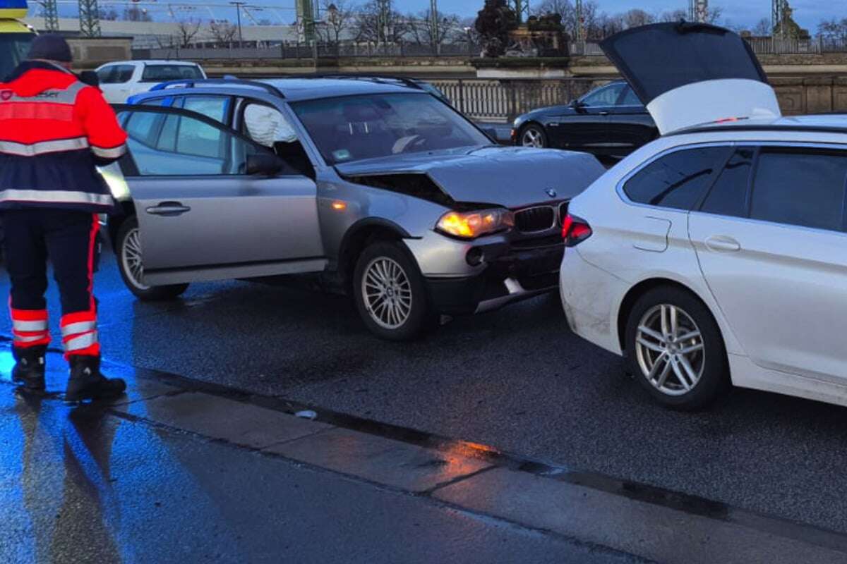 Auch das noch! Unfall auf Marienbrücke: Drei Fahrzeuge zusammengeknallt!