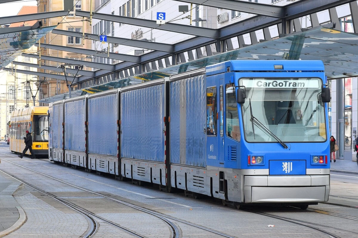 Jahrzehnte prägten Straßenbahnzüge das Stadtbild: Hier fährt die Cargo-Tram zur Verschrottung