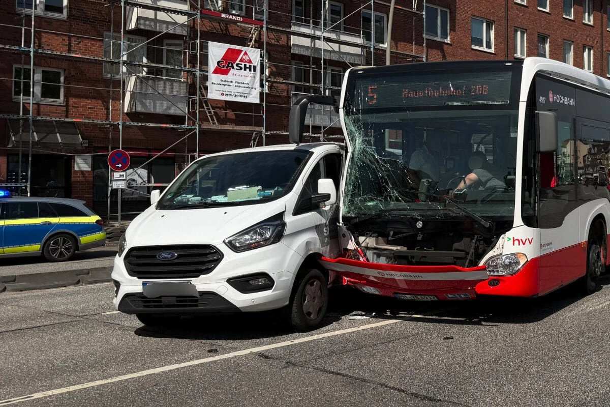 Unfall zwischen Linienbus und Transporter: Mindestens zwei Verletzte