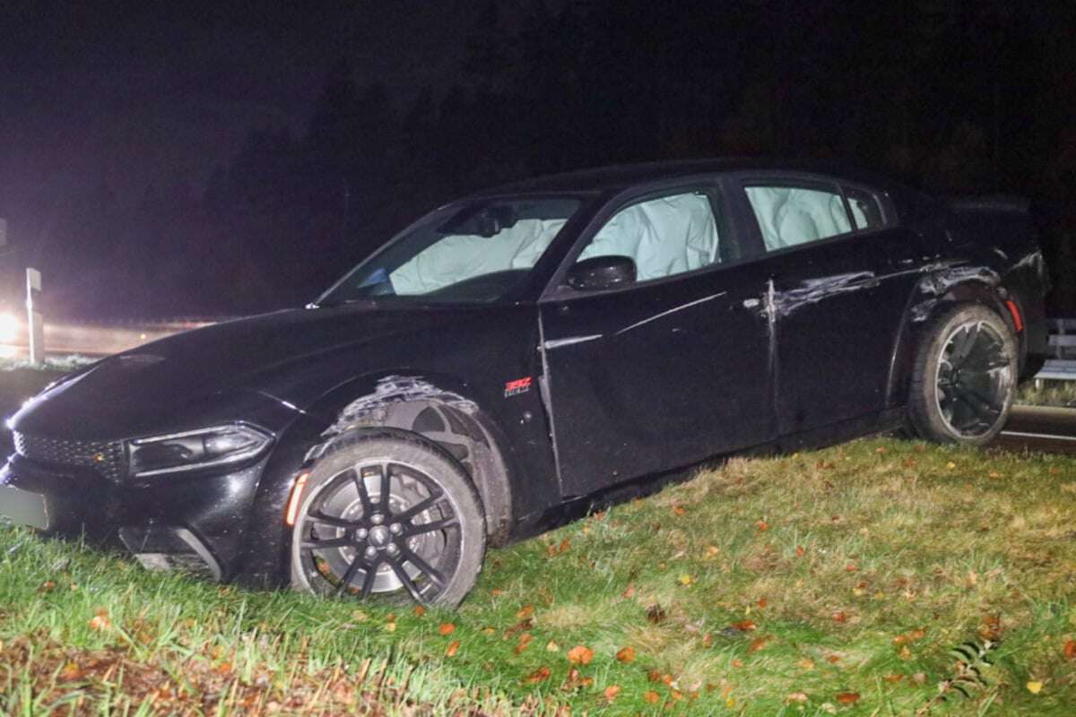 Dodge kommt auf A4 von Fahrbahn ab und kracht gegen Leitplanke