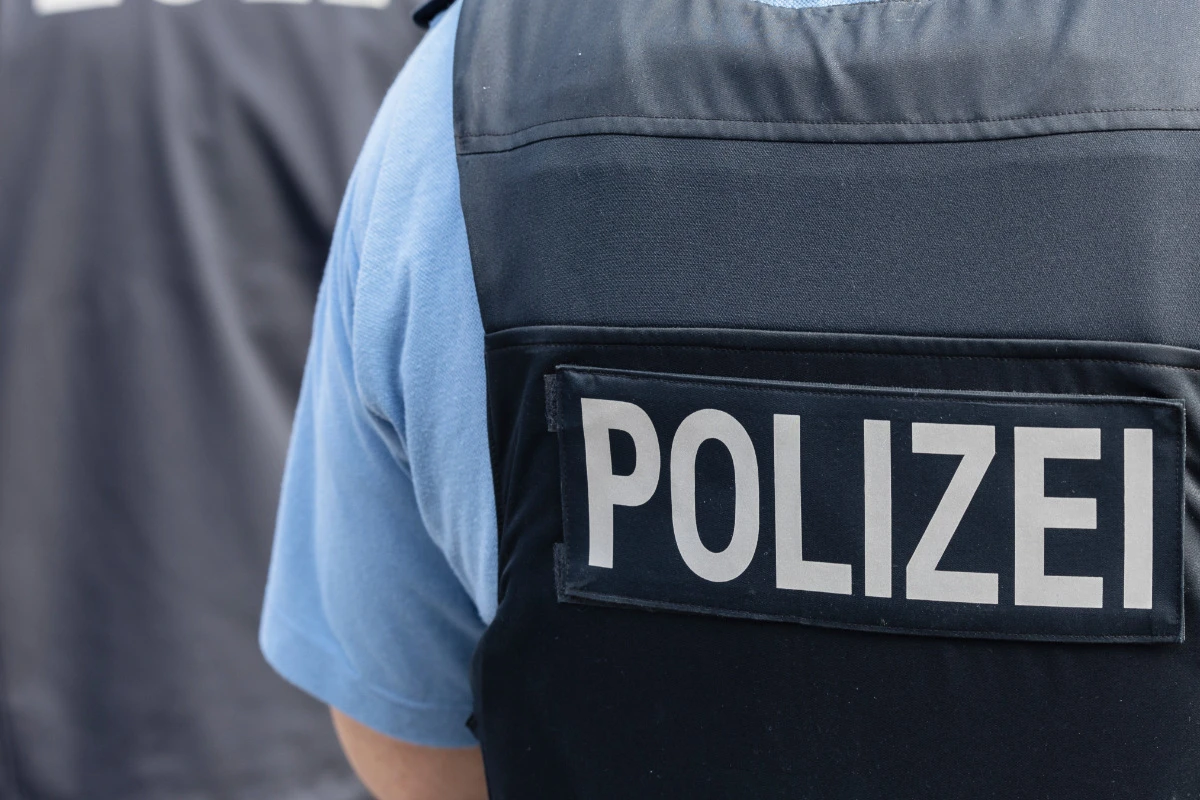 Angriff auf Gläubige in Hanau? Stahlkügelchen durchschlagen Kirchenfenster