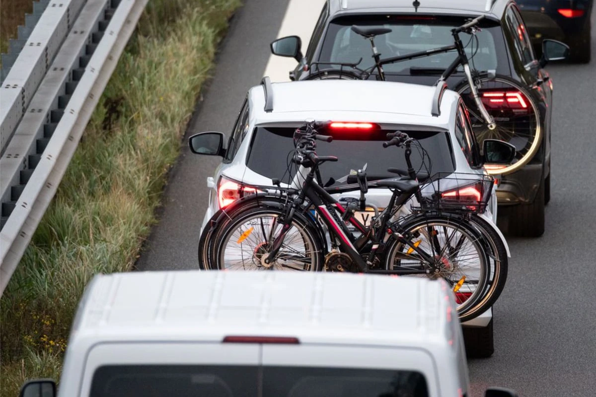 Eltern vergessen Kind auf Urlaubsfahrt: Nach halber Stunde dann der Schreck