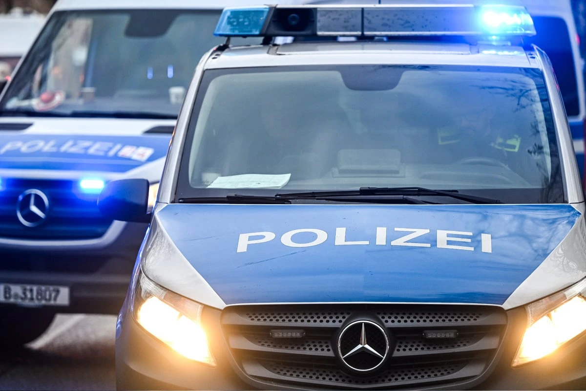 Messer-Angriff in Wilmersdorf: Person in Not-OP, Polizei sichert Schulen