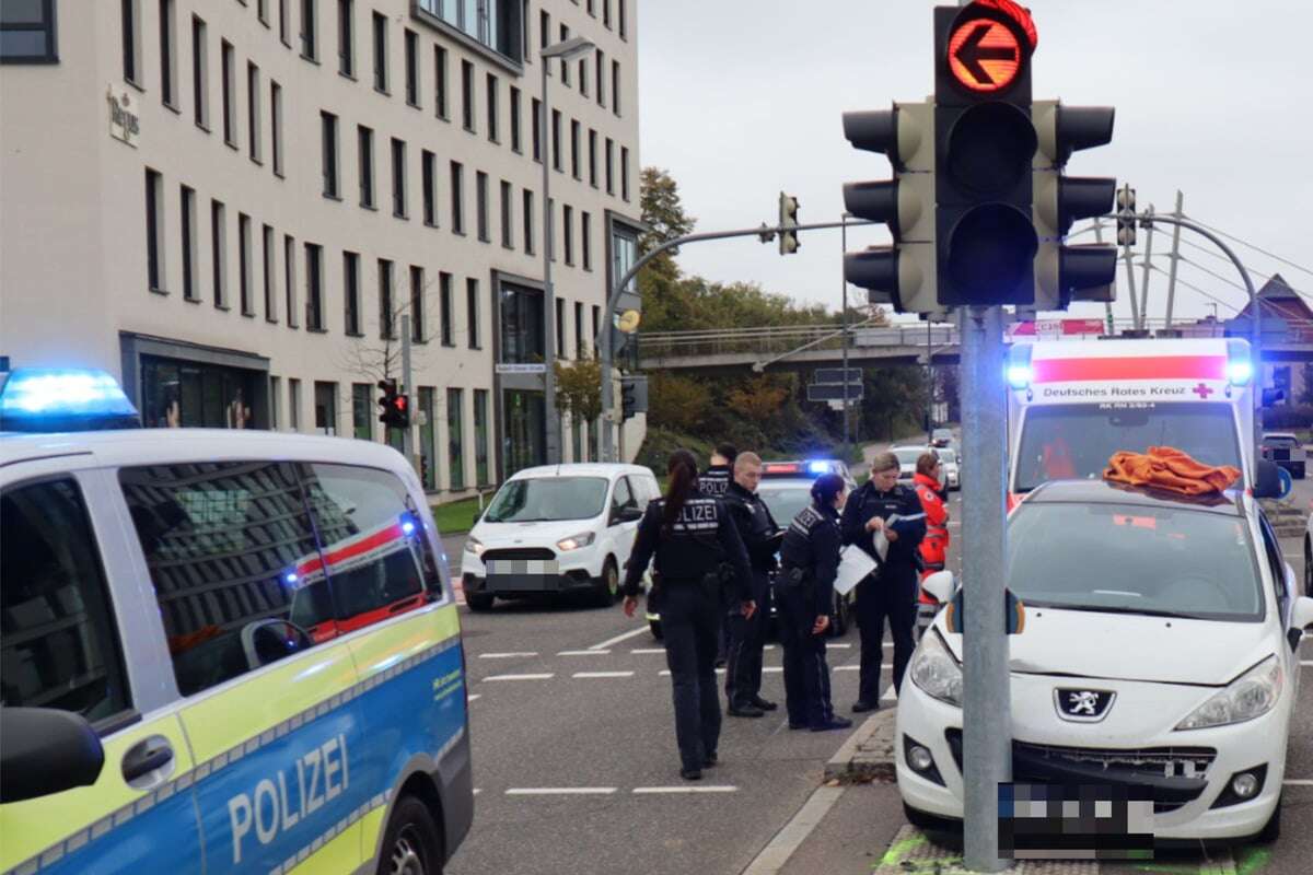 Medizinischer Notfall? Autofahrerin kracht gegen Ampel