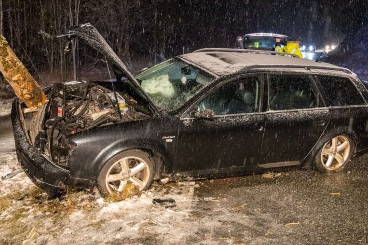 Unfall im Erzgebirge: Audi kracht frontal gegen Baum