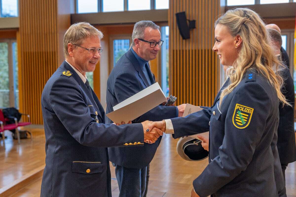 Herausragende Arbeit! Polizisten im Rathaus befördert