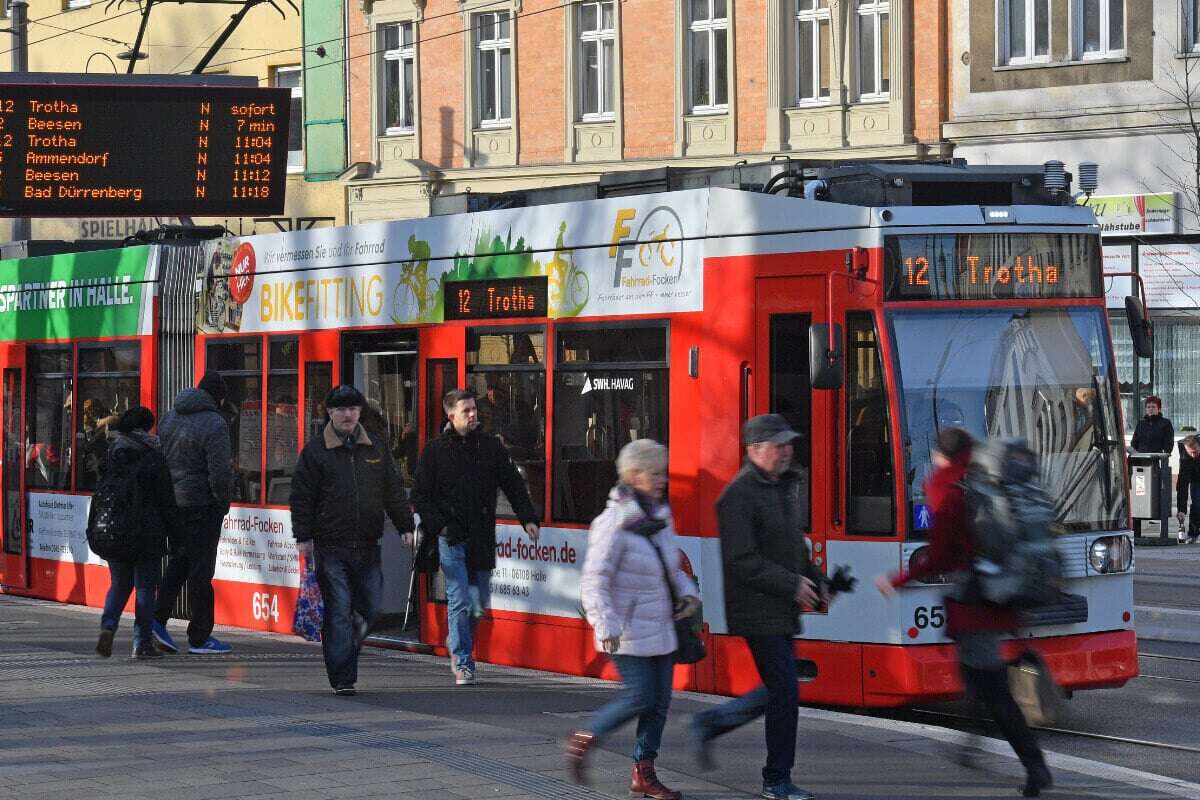 Seniorin an Haltestelle angegriffen: Polizei fasst Hallenser Straßenbahn-Schläger!