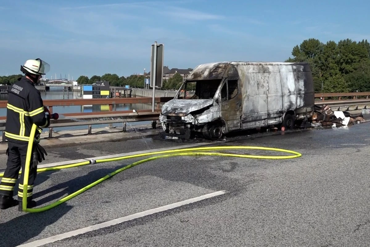 Paket-Transporter auf Autobahn in Flammen! Eine Person verletzt