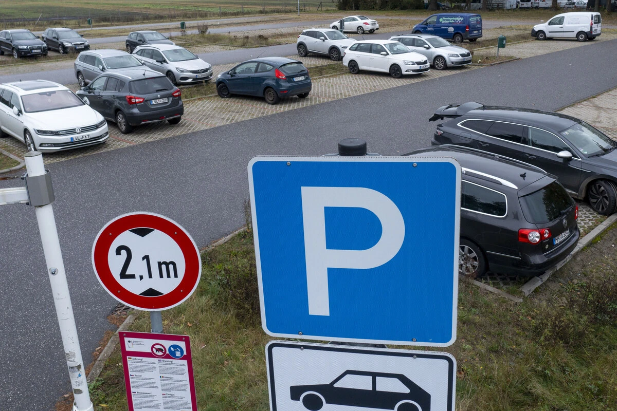 Am helllichten Tag! Frau auf Autobahnparkplatz bei München ausgeraubt