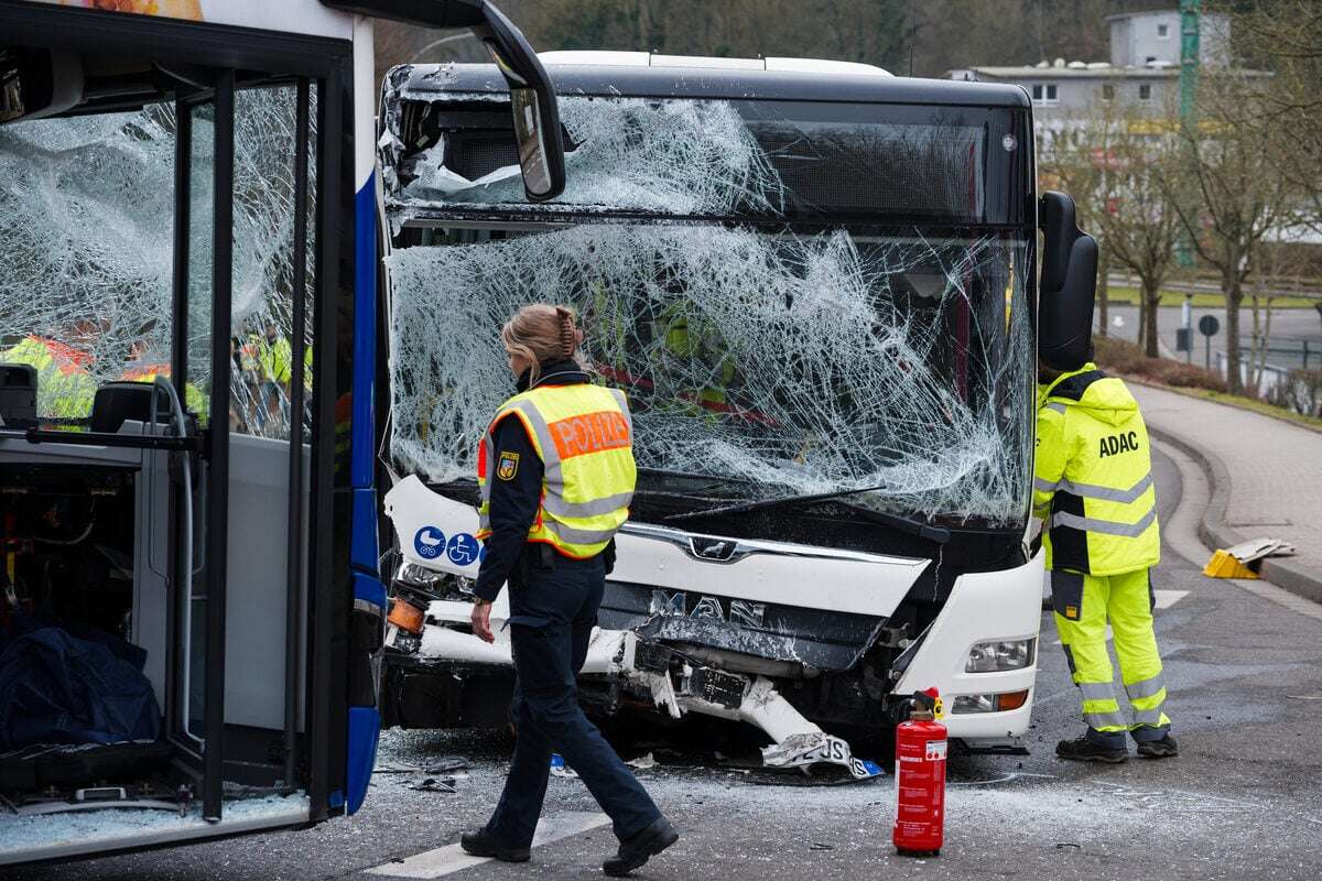 Bus-Unfall mit 33 Verletzten, darunter zwölf Kinder: Ursachenforschung dauert an