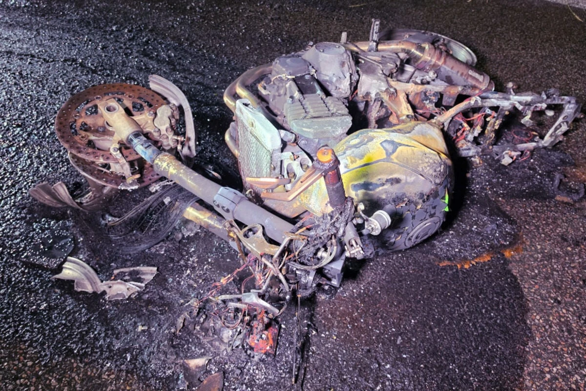Motorrad brennt nach Unfall komplett aus