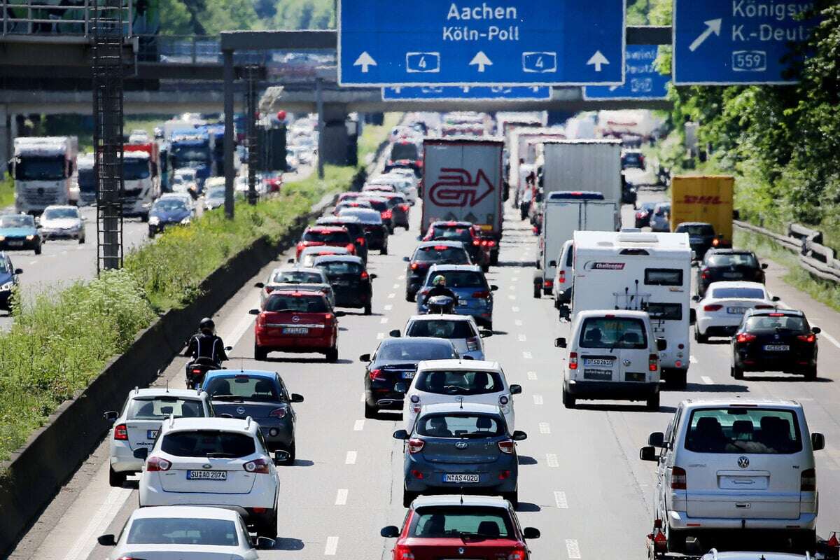 Massencrash auf Autobahn: A4 in Richtung Köln gesperrt, Hubschrauber im Einsatz