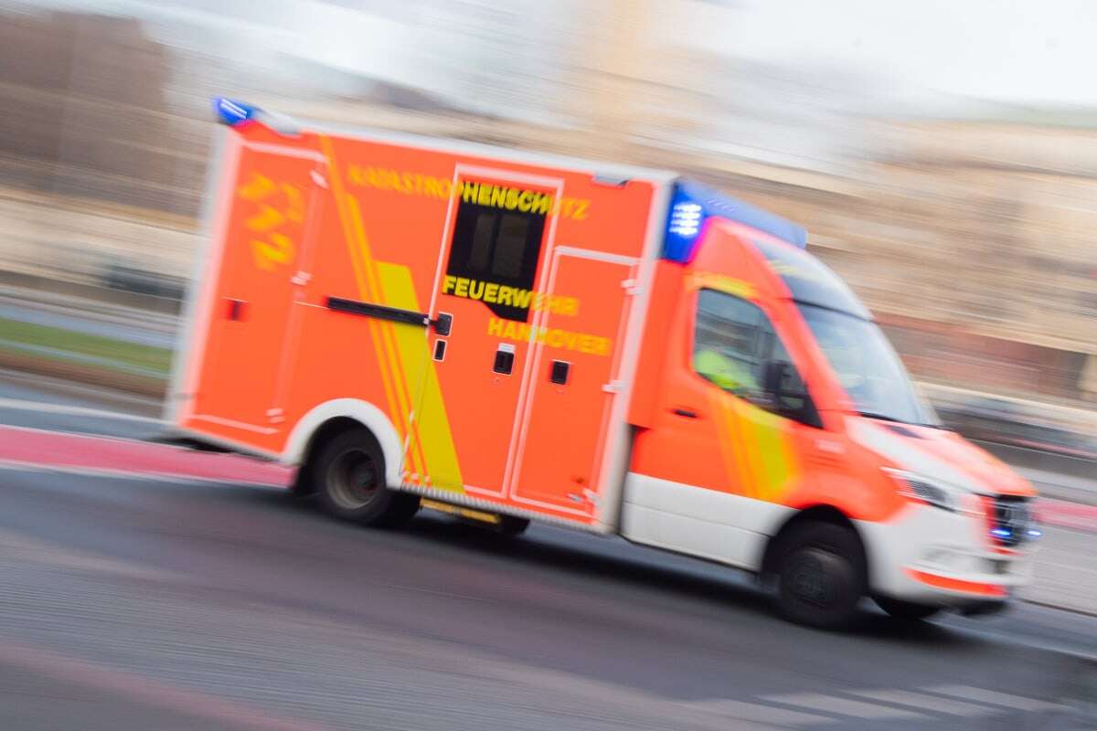 Mann grillt auf Balkon: Neun Personen müssen ins Krankenhaus