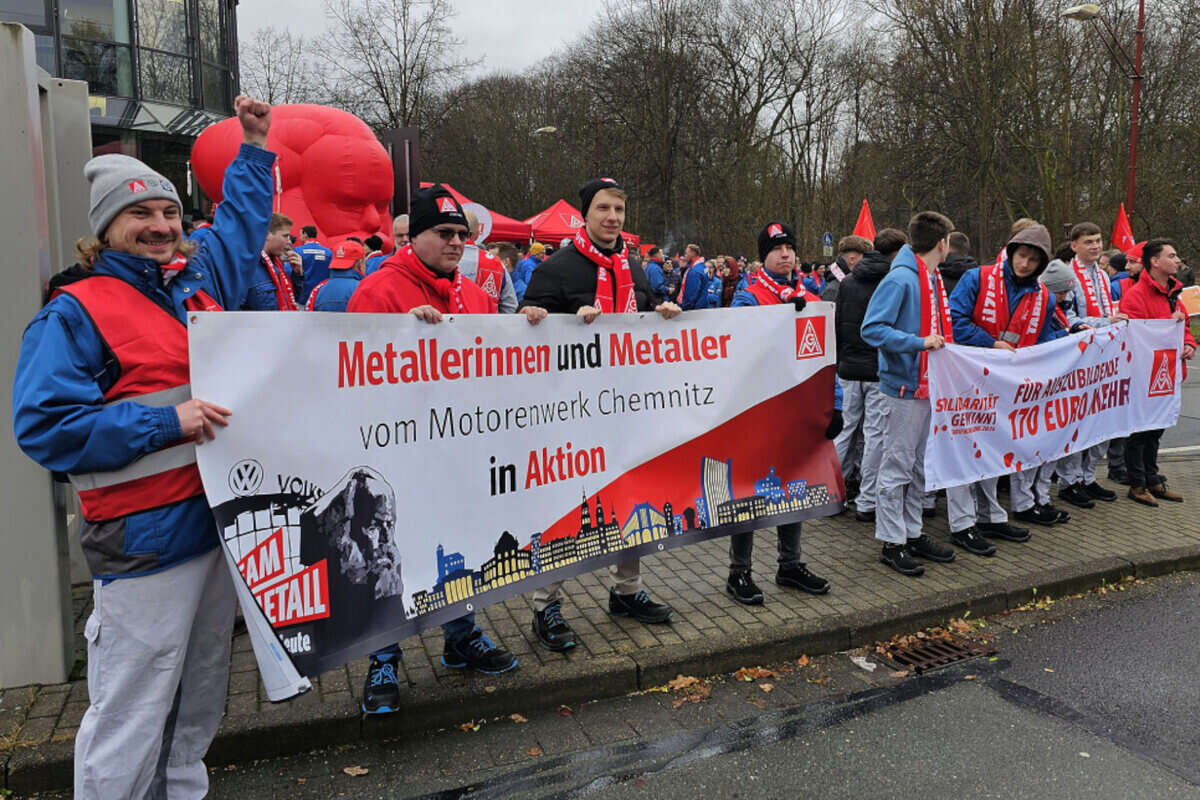 Chemnitzer VW-Mitarbeiter streiken für ihr Werk