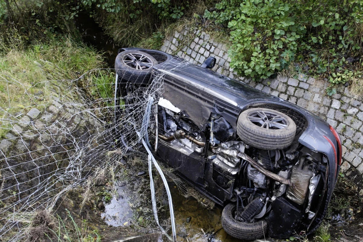 SUV kommt von der A7 ab und landet im Graben: Bergung sorgt für Sperrung