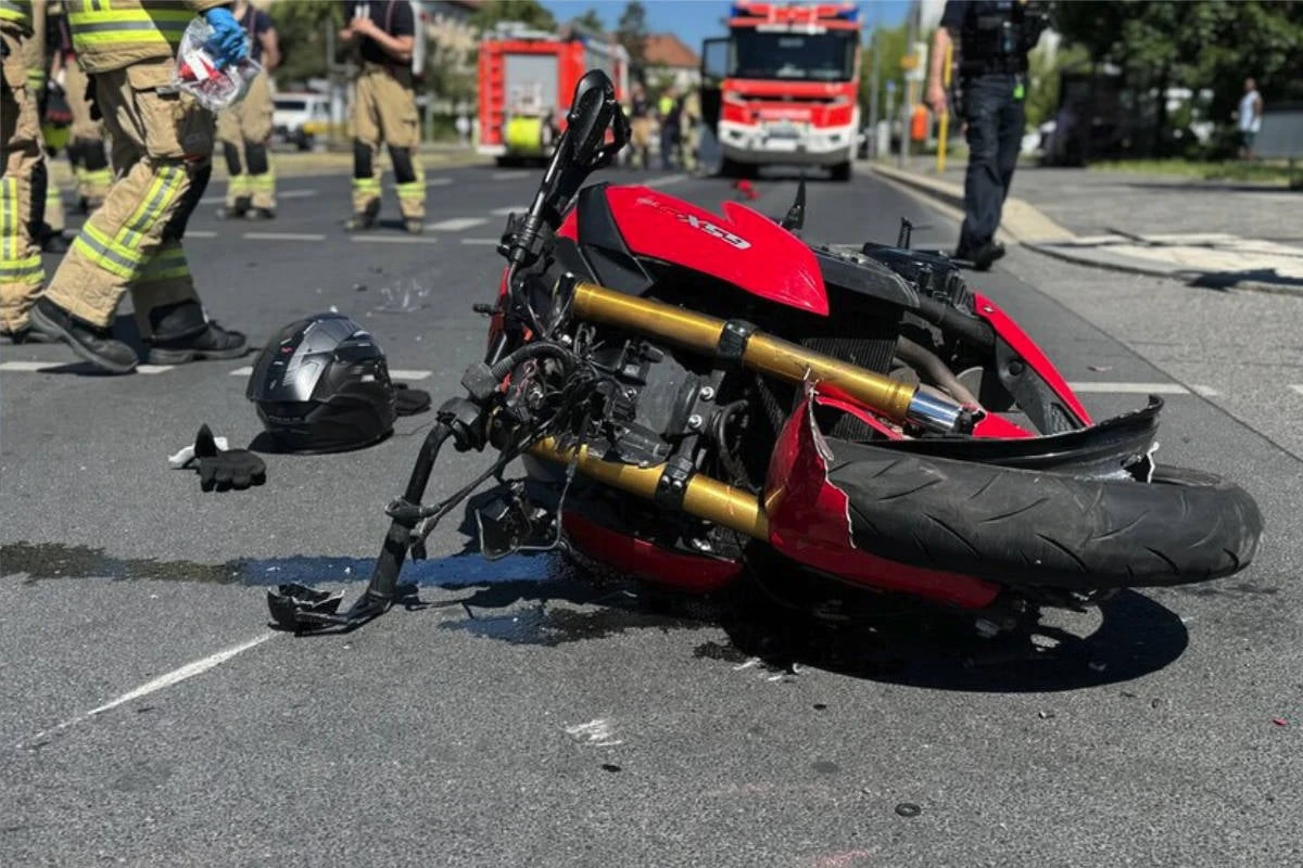 Motorrad kracht in Feuerwehrwagen: Biker schwer verletzt