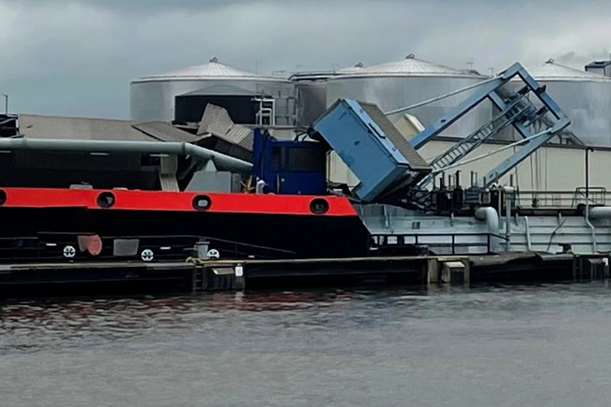 Unfall auf der Weser: Baggerschiff kracht in Hafen und reißt Kran nieder