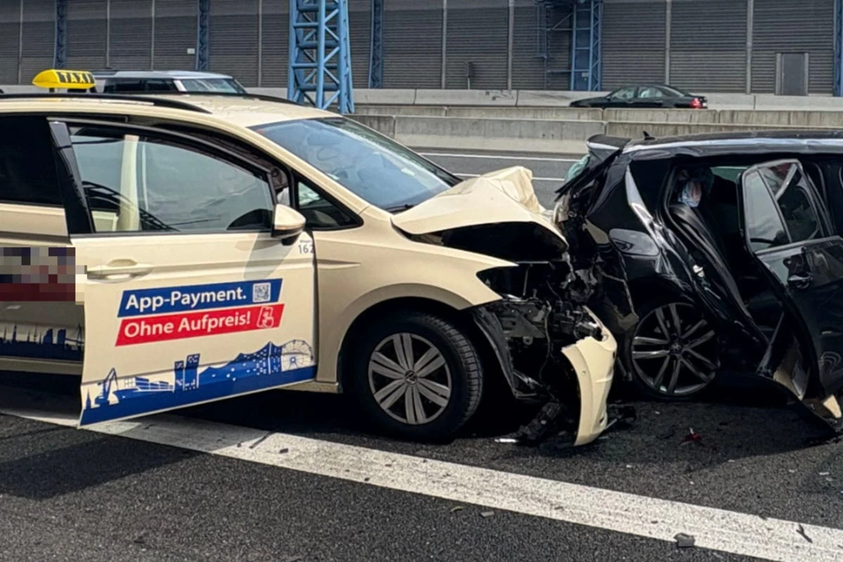 Taxi kracht in Stauende auf der A7: Offenbar acht Verletzte, darunter Kinder