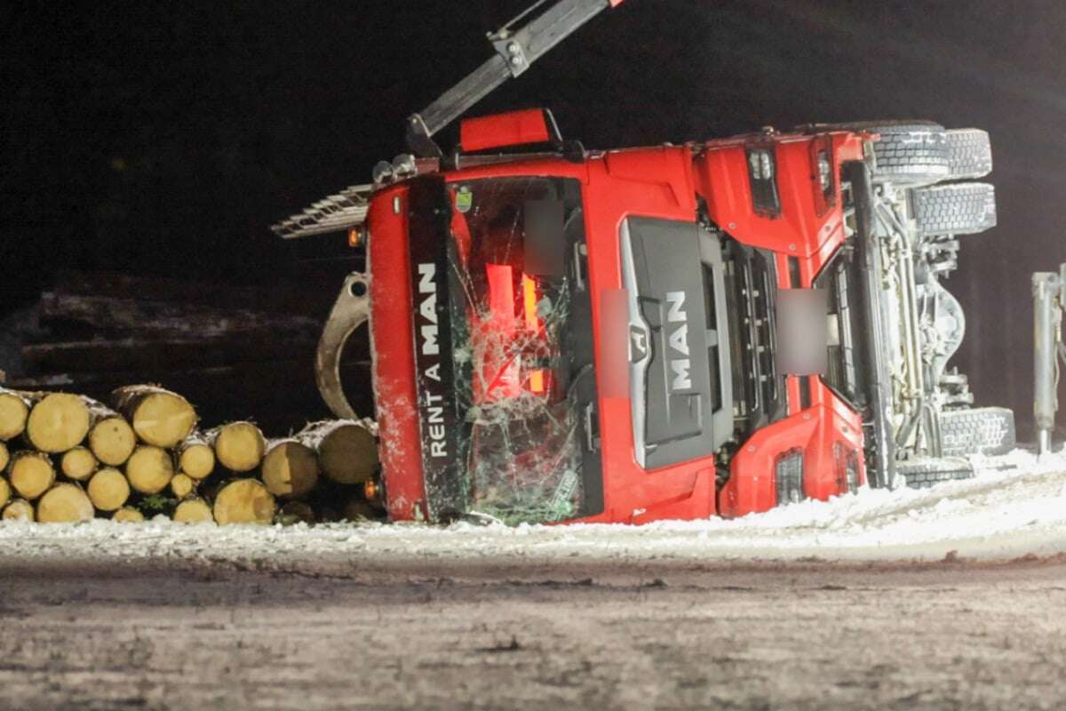 Laster-Unfall im Erzgebirge: Holztransporter kippt um