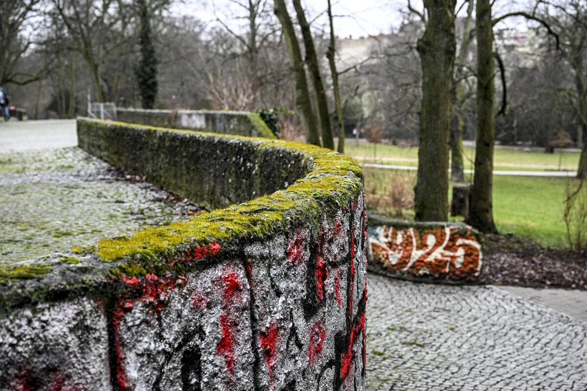 44-Jähriger trifft sich mit Mann in der Hasenheide: Kurz darauf schwebt er in Lebensgefahr