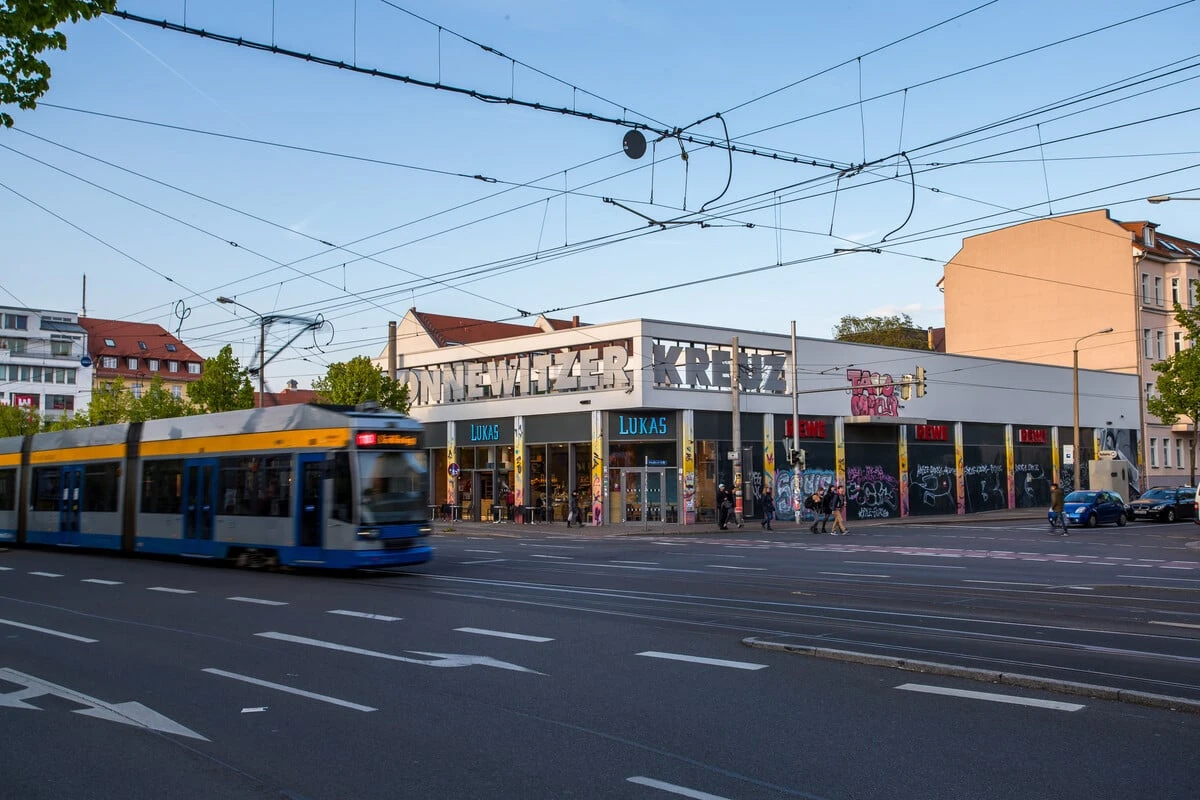 Männer laufen am Connewitzer Kreuz vor einen Bus: Zwei Verletzte