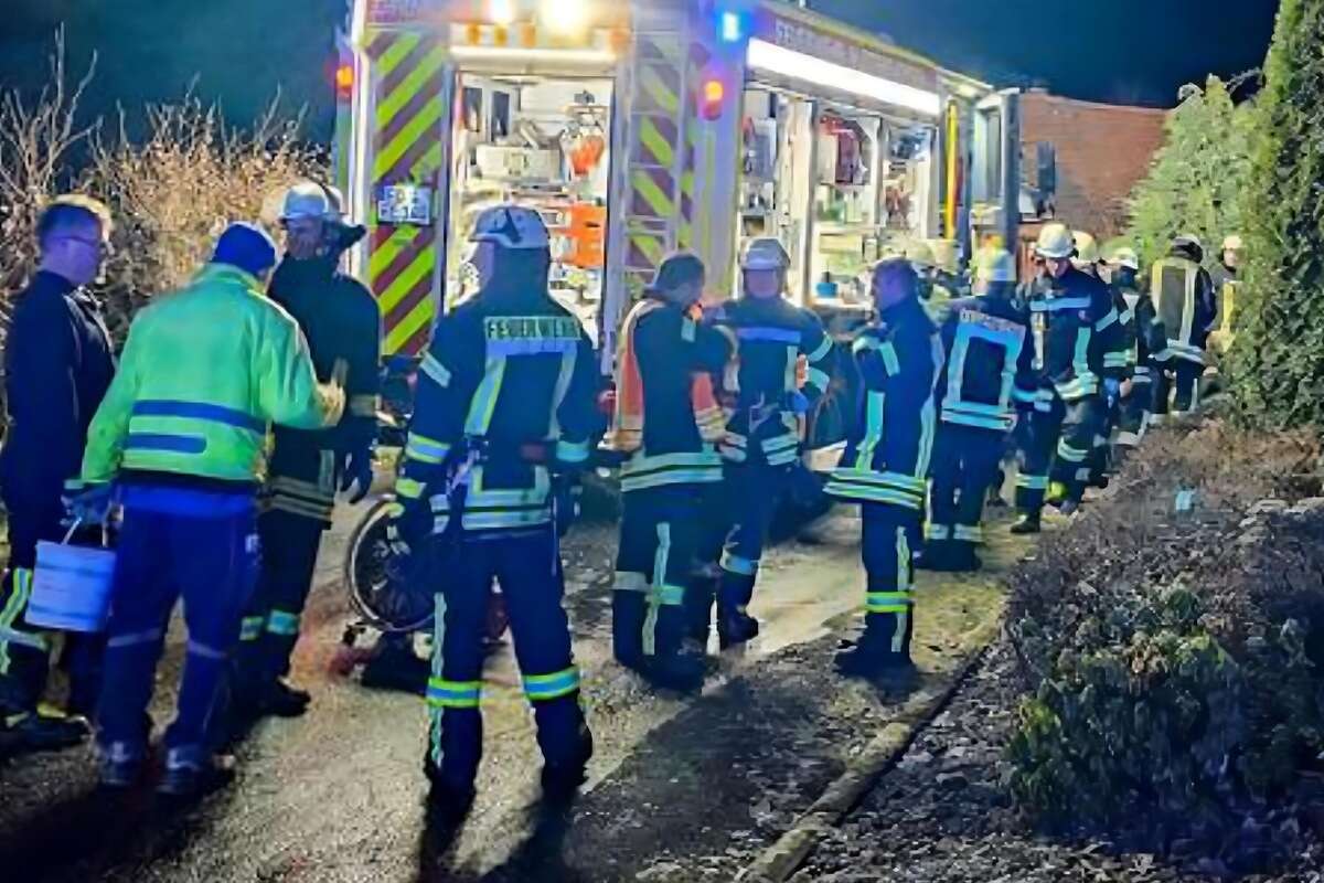 Feuer-Schock in der Nacht: Erwachsene und Kleinkinder retten sich im letzten Moment