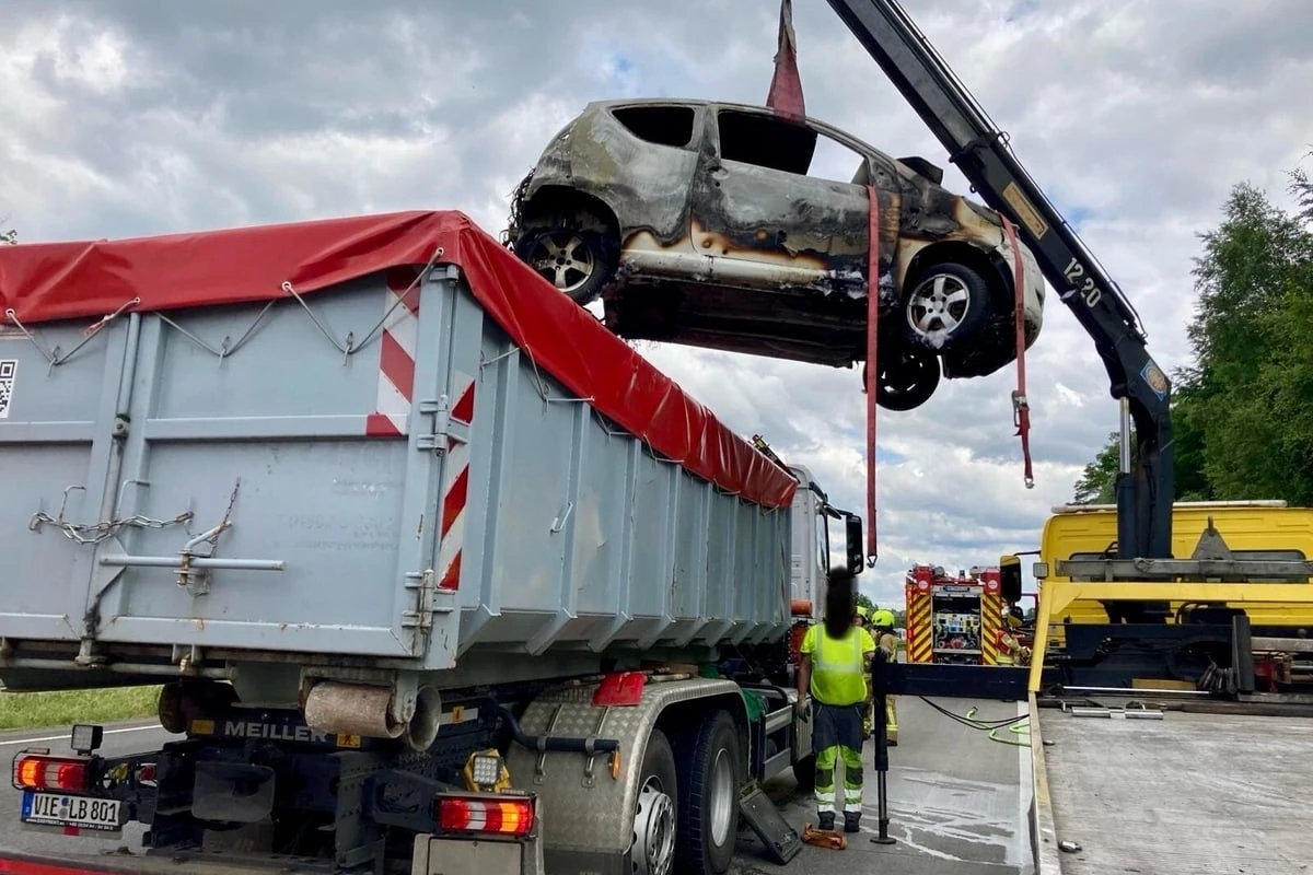 Feuer während der Fahrt: E-Auto brennt auf A3 aus - Fahrer schwer verletzt