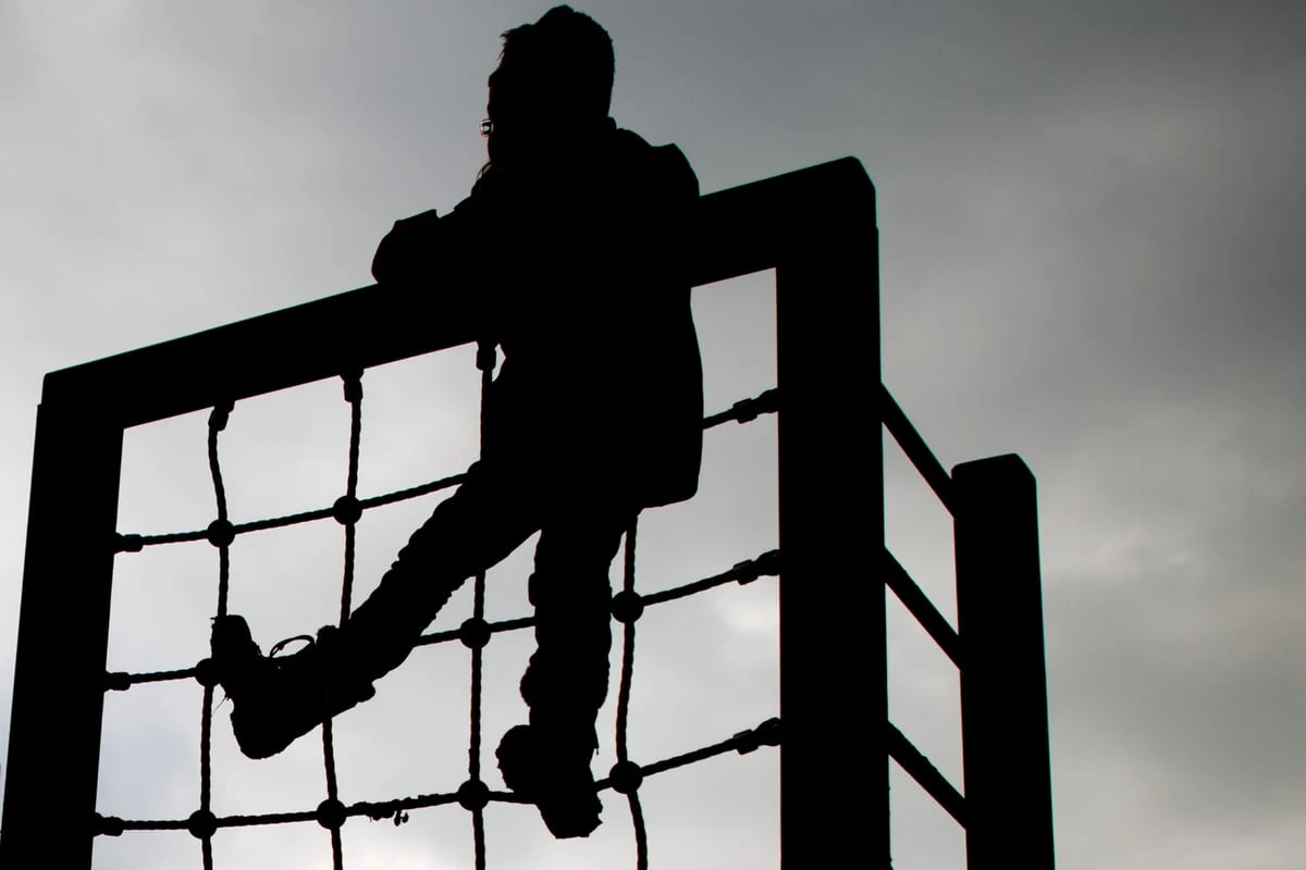 Plötzlich reißt das Seil: Kind auf Spielplatz schwer verletzt
