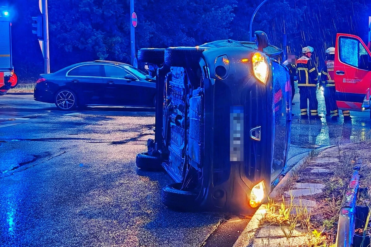Fahrer übersieht rote Ampel: Dann kippt ein Auto um