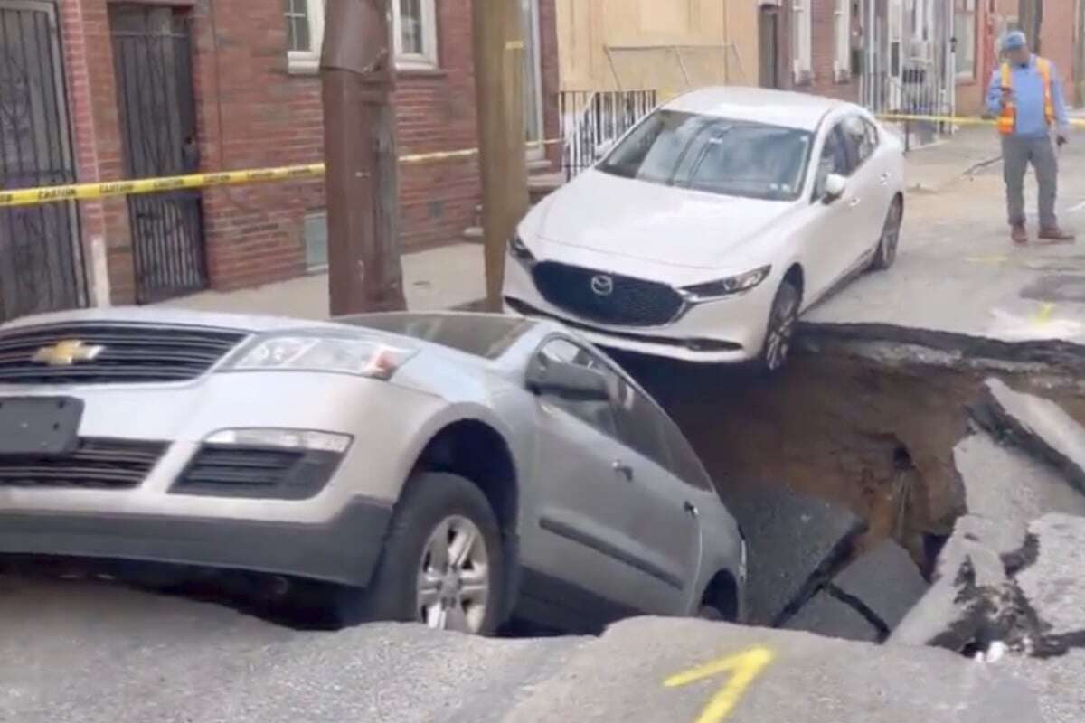 Rohrbruch mitten in der Stadt: Straße verschluckt Autos, Häuser ohne Wasser