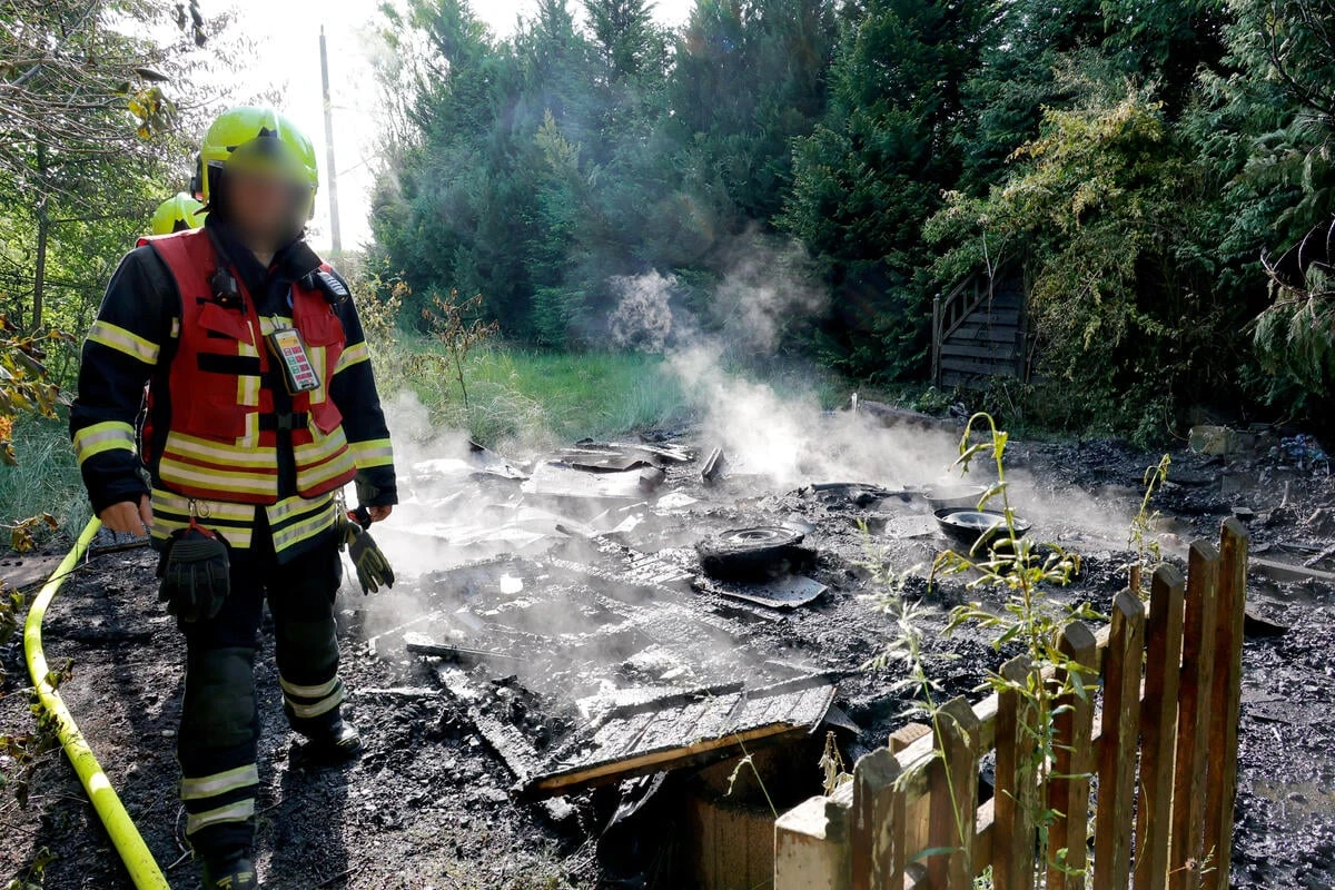 Feuerwehreinsatz in Chemnitz: Gartenlaube komplett abgefackelt