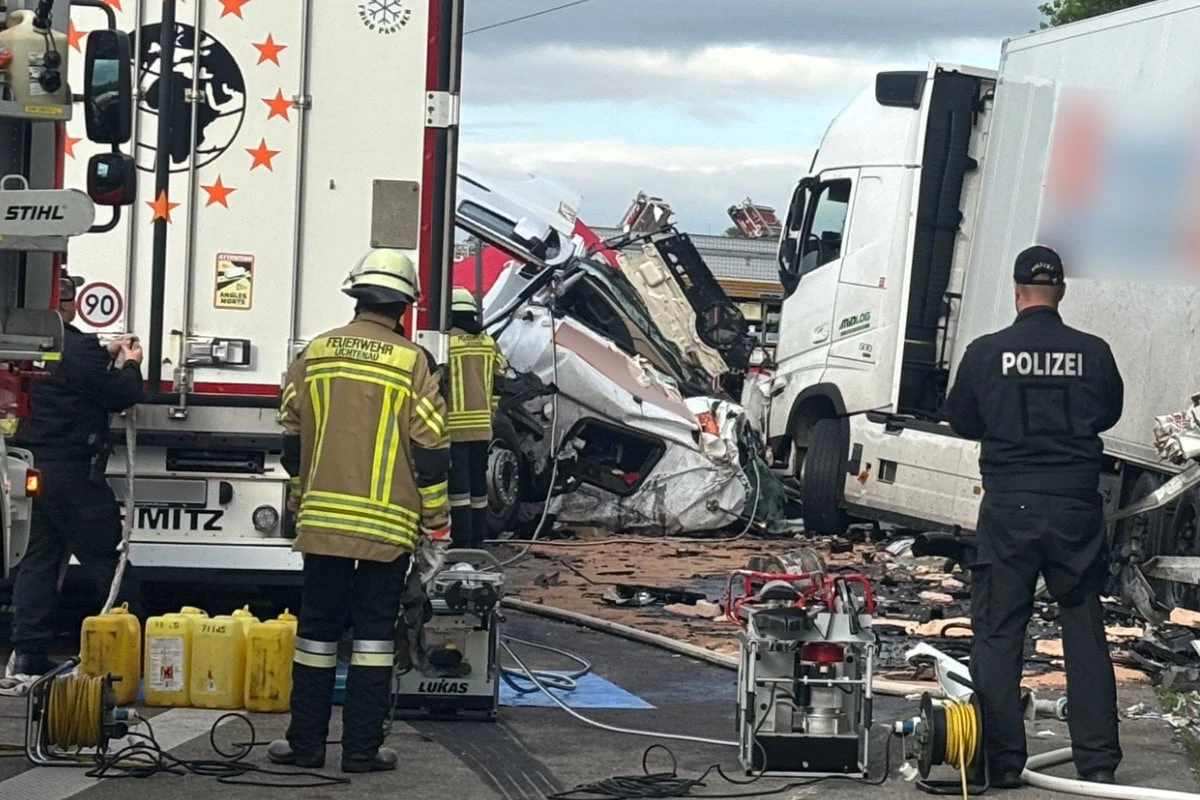 Laster-Fahrer stirbt bei schwerem Crash: A6 längere Zeit gesperrt