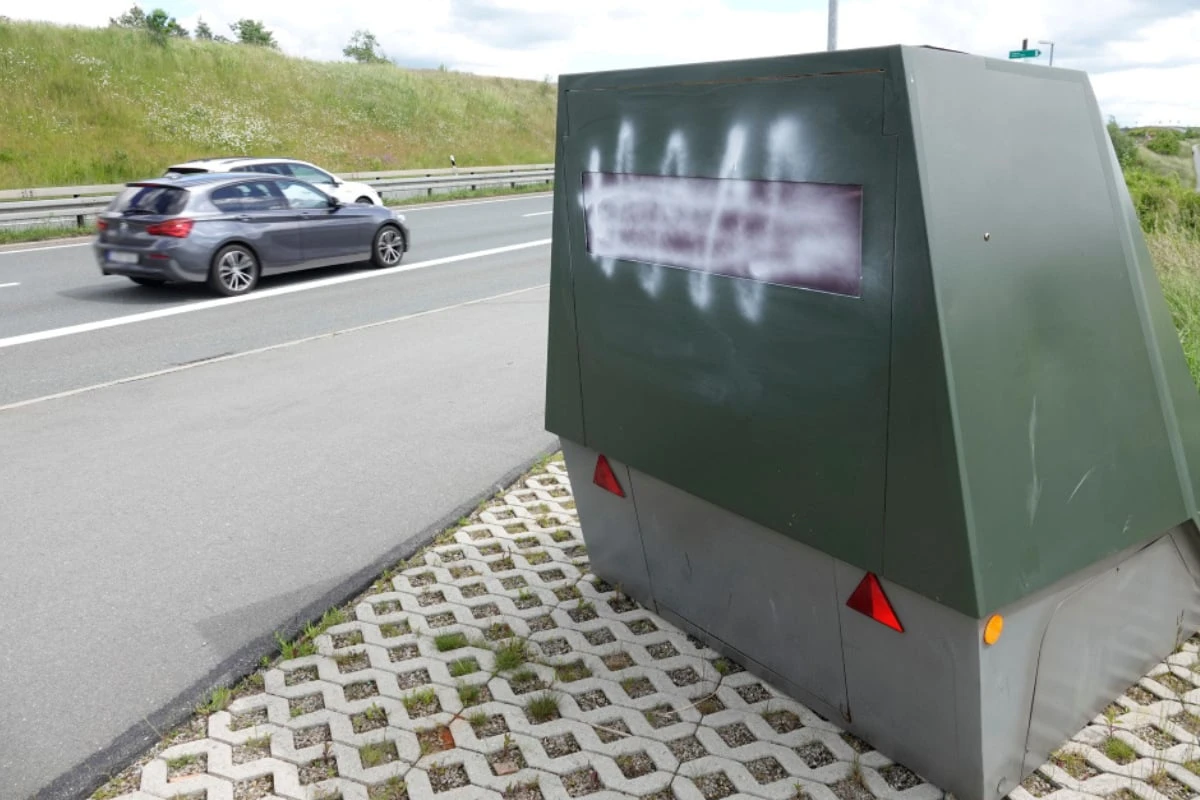 Chemnitzer Superblitzer an Bundesstraße besprüht