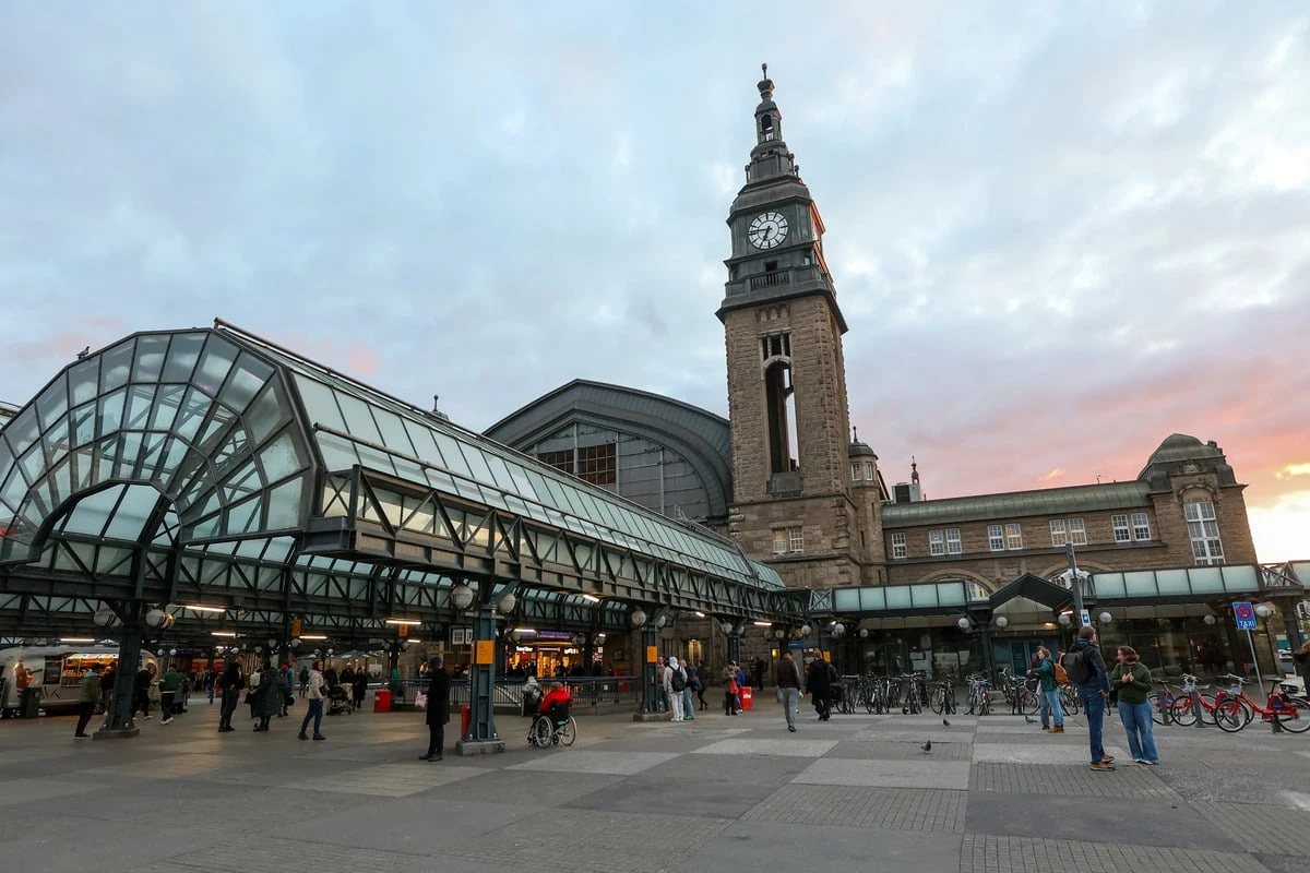 Messerangriff am Hamburger Hauptbahnhof: Mindestes drei Schwerverletzte
