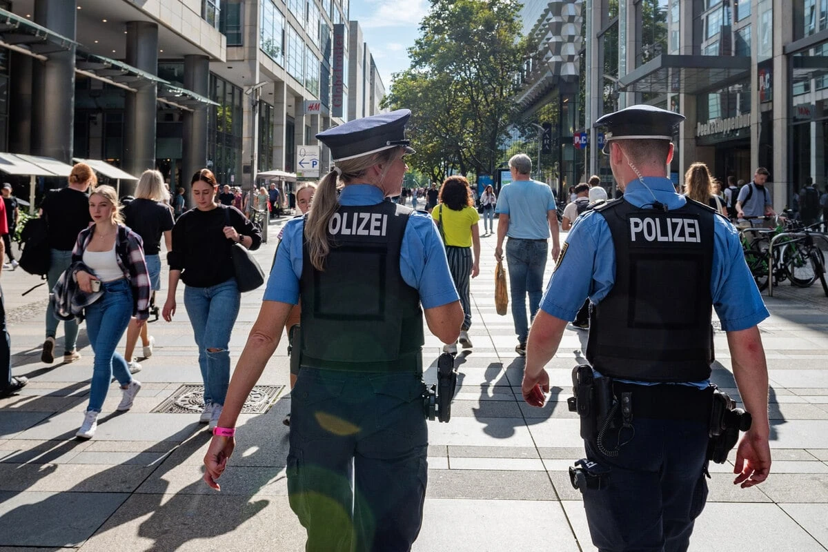 Drogenbesitz, Beleidigung und Festnahme: Polizei in Dresdner Innenstadt gefordert