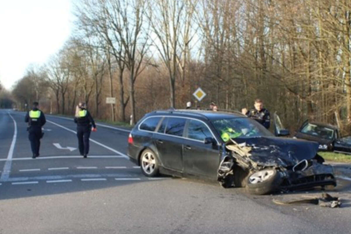 Zweimal Totalschaden nach Zusammenstoß: Fahrerin nennt sofort den Unfallgrund