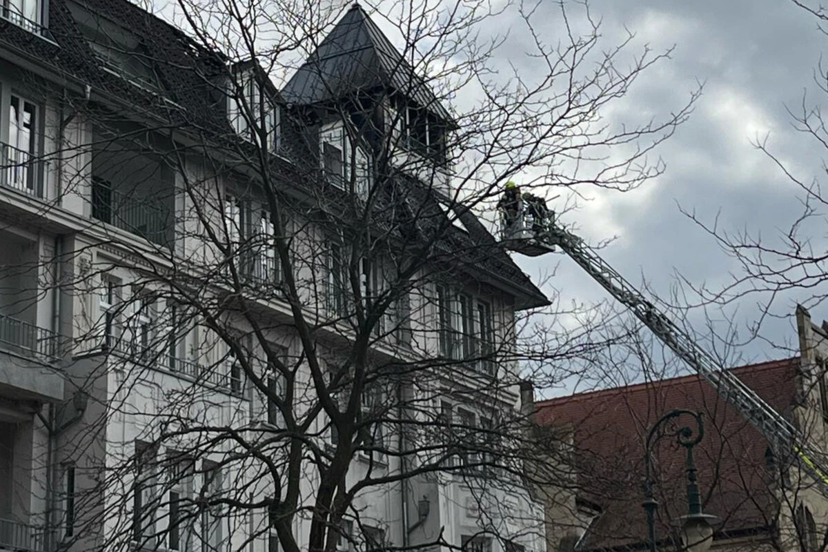 Rauchwolke über der Innenstadt: Dachstuhl von Wohnhaus in Flammen