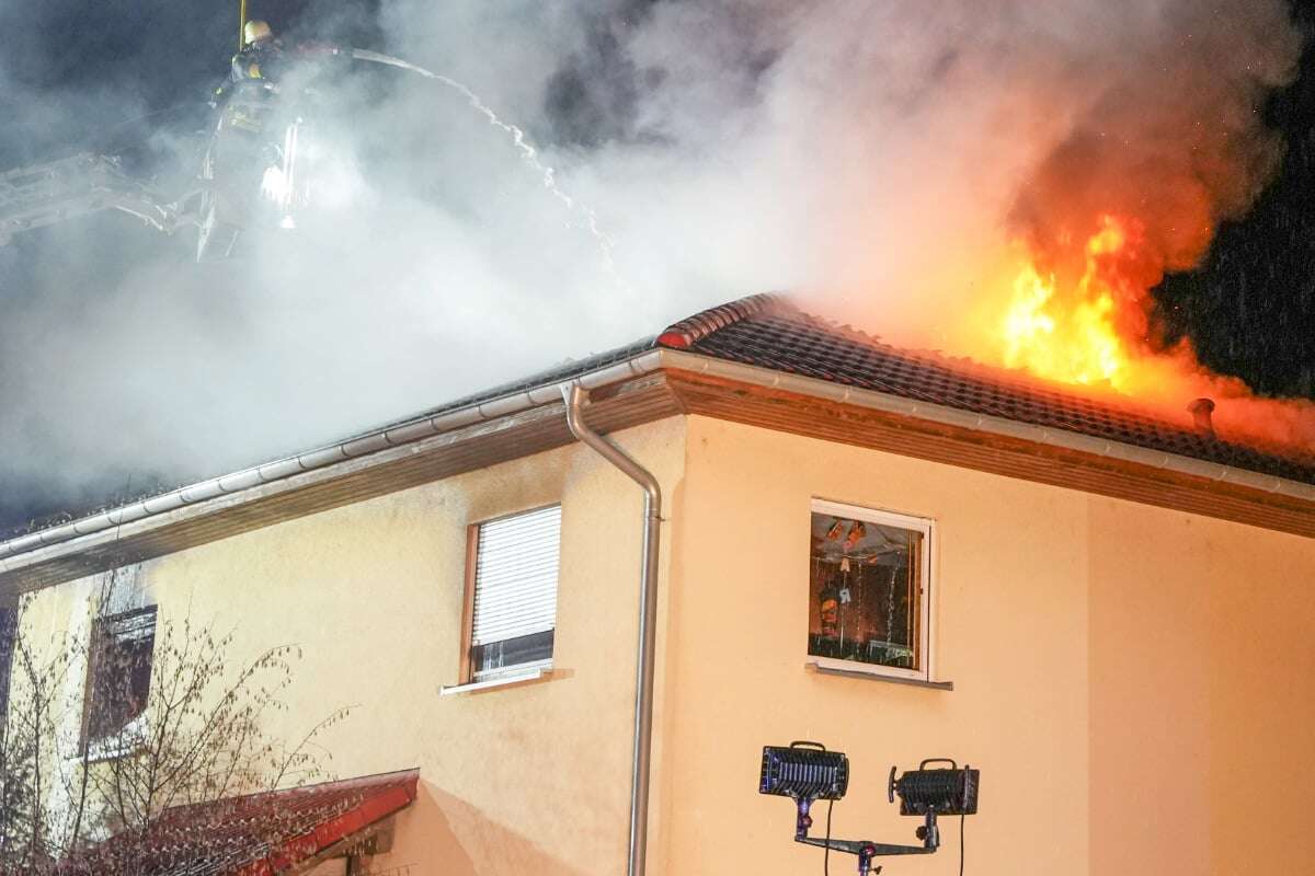 Wohnhaus-Brand: Zwei Menschen in Klinik, Feuerwehr hat Probleme bei Löscharbeiten