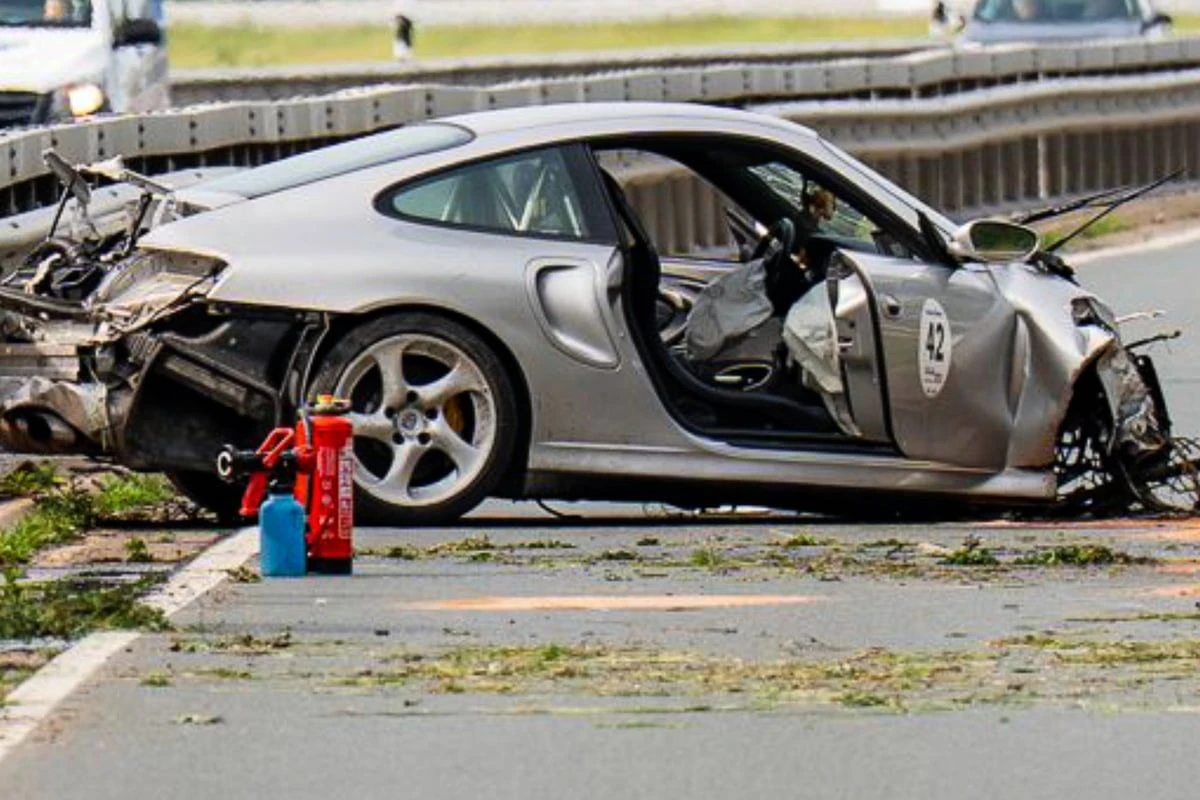 Zu viel Gas gegeben? Mann baut Unfall mit Porsche 911 Turbo
