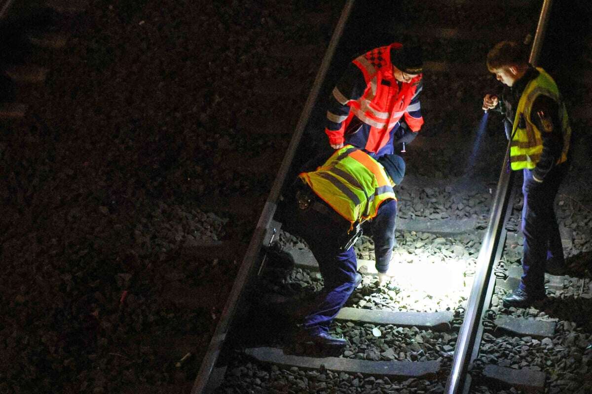 Radler überquert in Leipzig Bahngleise - Dann kommt ein Intercity!