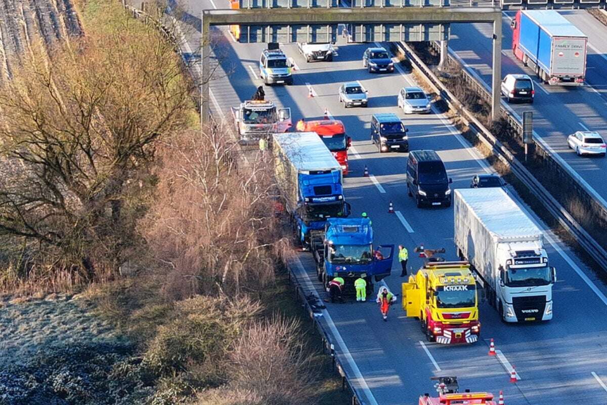 Stau auf A1: Verletzte nach Crash zwischen drei Lastwagen