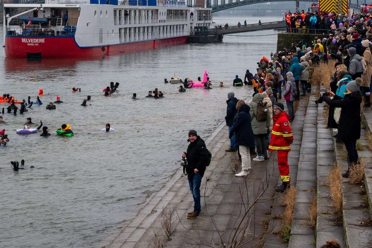 Kurios: Feuerwehrmänner springen in eiskaltes Wasser und Hunderte schauen zu